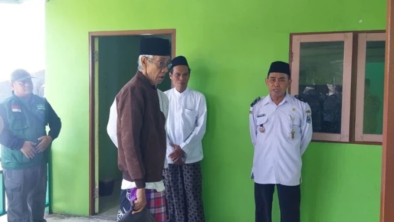 Rais Syuriyah PWNU Jateng Kunjungi Warga Terdampak Rob di Timbulsloko Demak